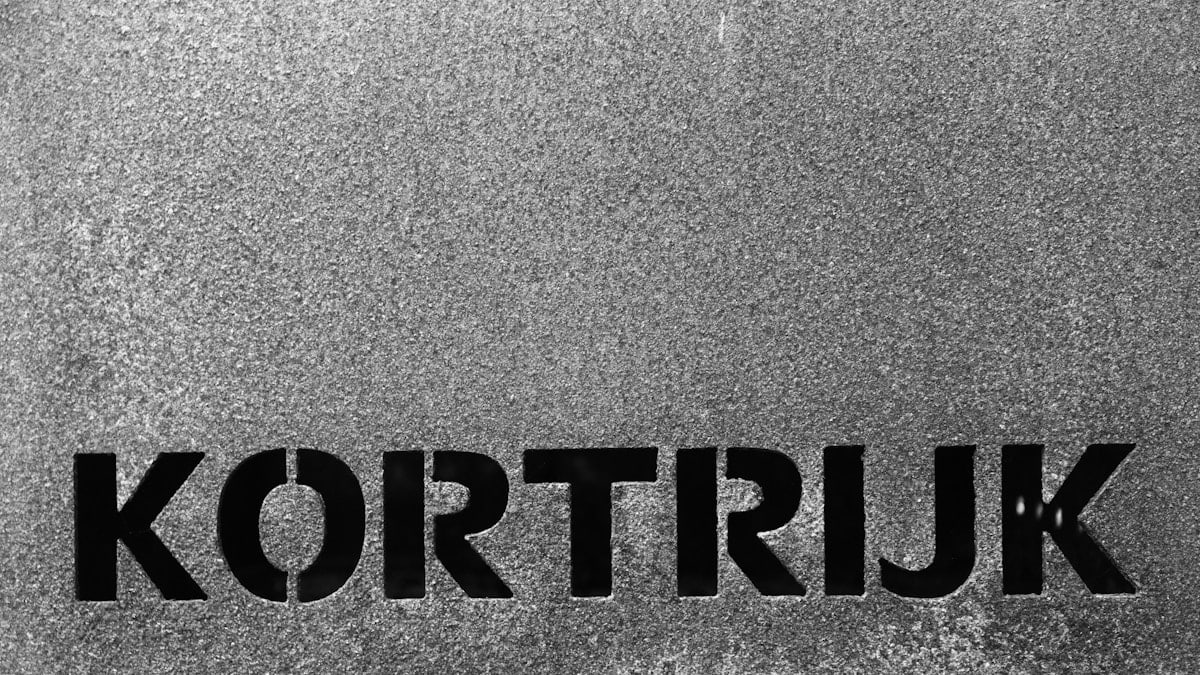 a black and white photo of a sign that says kortruk